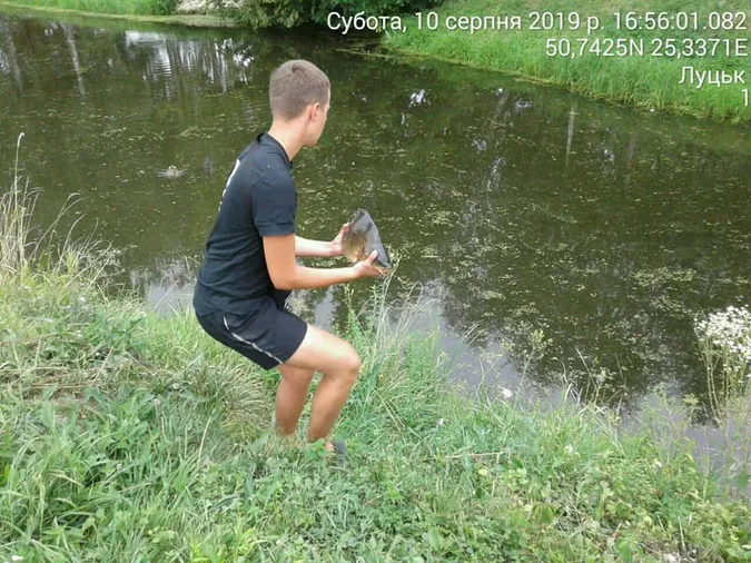 Змусили відпустити улов: лучанин незаконно рибалив у Центральному парку
