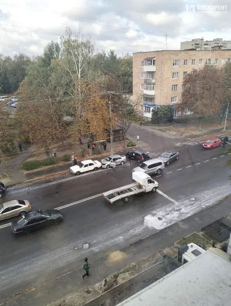 На Відродження у Луцьку – подвійна аварія, є постраждалі (фото)