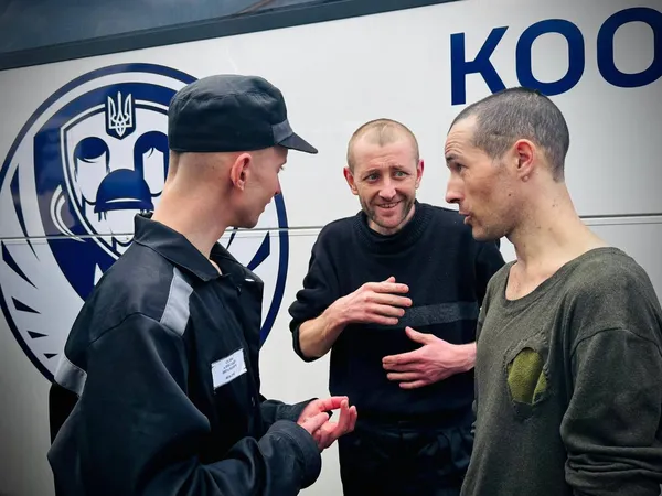 Звільнені українці повертаються додому: відбувся новий обмін військовополоненими (фото)