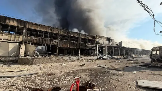 Після російського обстрілу повністю згорів склад MOYO