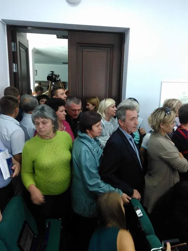 «Переглянути рішення!» – невдоволені підприємці зі Старого ринку заполонили залу Луцькради