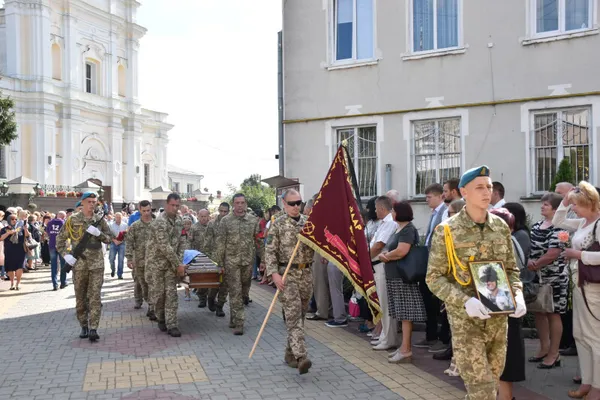 У Луцьку попрощалися з бійцем, який загинув на Сході п’ять років тому (фото)