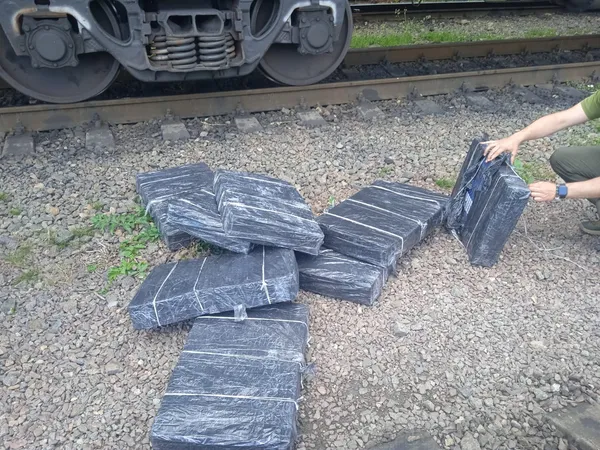 На Волині прикордонники знайшли контрабандне куриво у товарних вагонах (фото)