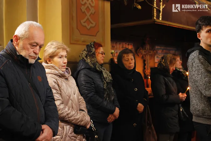 Зі сльозами та на колінах: Луцьк попрощався з трьома своїми Героями (фото, відео)