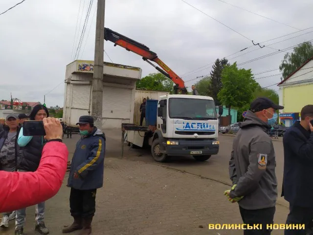 Автомобілем на людей: базарники чинять опір поліції та муніципалам (фото, відео)