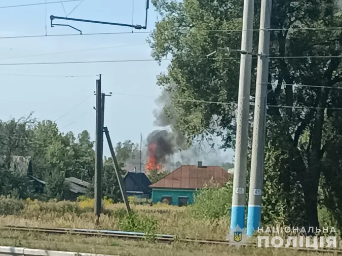 На Сумщині поліцейський витягнув з хати, на яку впав ворожий дрон, поранену жінку (фото)