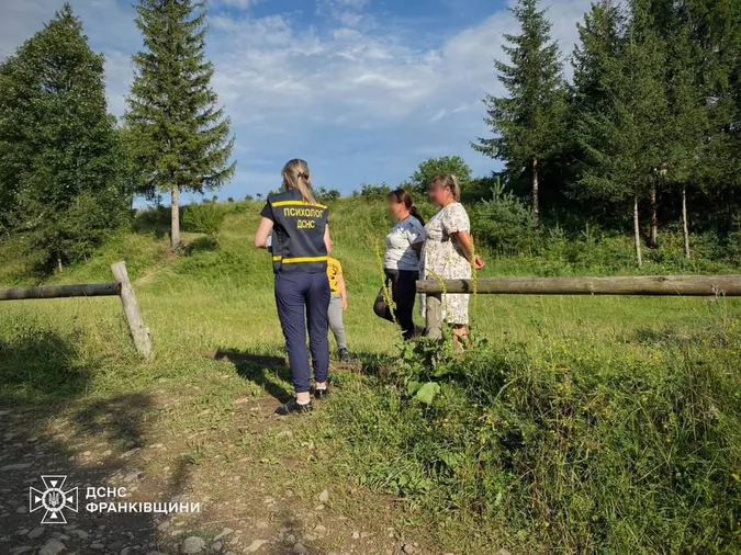 На Прикарпатті змило міст з жінкою і дітьми – 9-річна дівчинка потонула (фото)