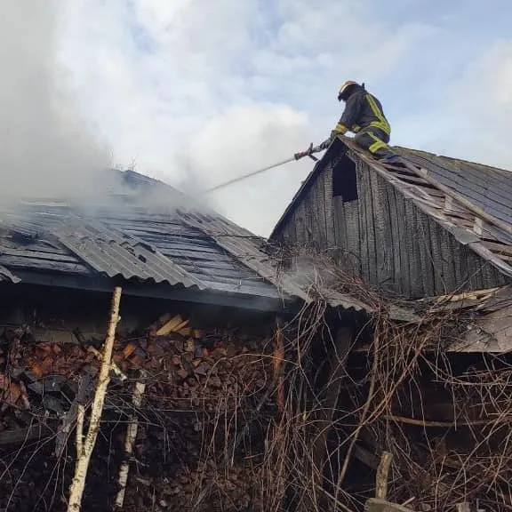 На Волині вогнеборці три години долали пожежу в господарській споруді (фото)