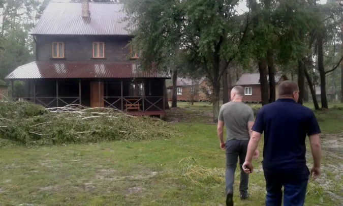 Власникам закладів на Світязі, де вирував буревій, порадили знести аварійні дерева (фото)