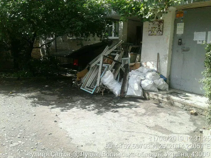 Під під'їздами, на тротуарах і газонах: лучани знову розкидають будсміття (фото)