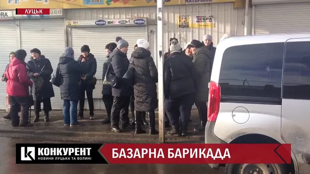 Підприємці забарикадували автомобілями Старий ринок у Луцьку (фото, відео)