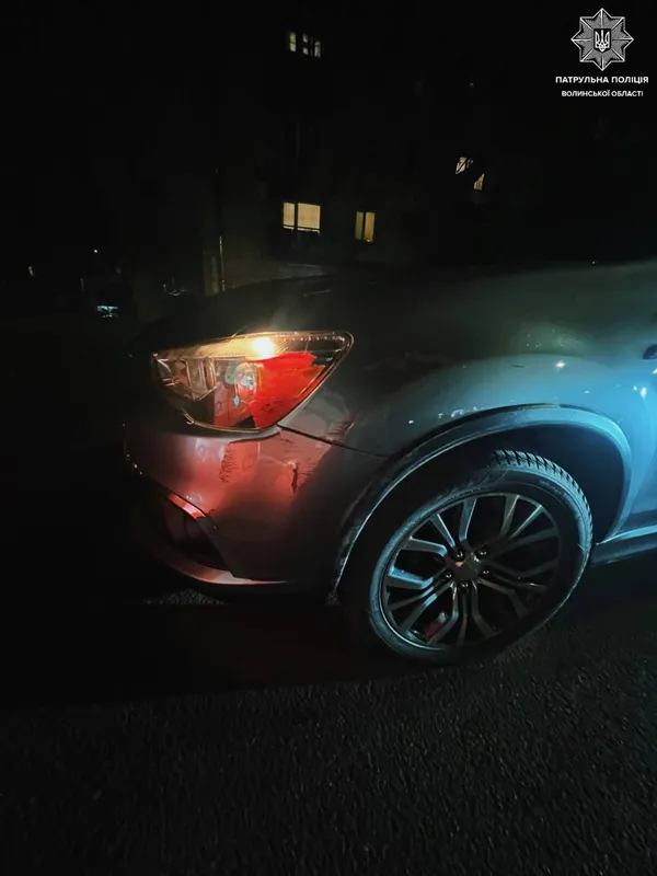 У Луцьку тролейбус не розминувся з припаркованою автівкою (фото)