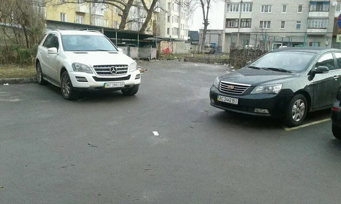 У Луцьку два «автоандони» загородили проїзд сміттєвозу (фото)