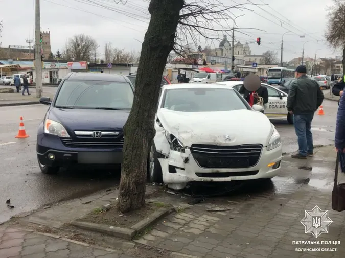 Від удару автівка вилетіла на тротуар: деталі аварії у Луцьку на Глушець