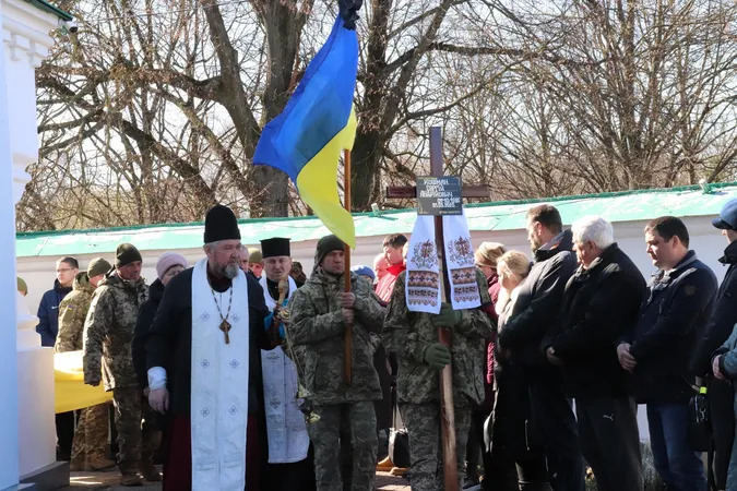 На Волині попрощалися із загиблим воїном Сергієм Кошманом (фото)