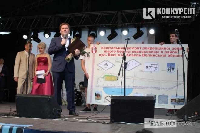 У свою чергу Степан Івахів передав подарунок громаді: два мільйони на реконструкцію рекреаційної зони, «якої немає навіть у Луцьку», а ще – пам’ятник загиблим героям АТО і два мільйони на реконструкцію стадіону