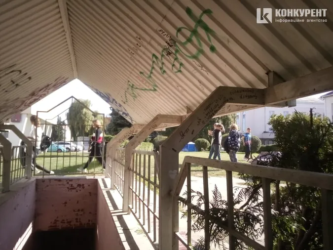 У Луцьку закидали сміттям «громадську вбиральню» у центрі міста (фото)