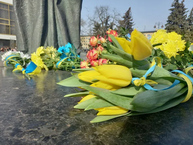 Сотні людей прийшли покласти квіти до пам'ятника Лесі Українці (фото)