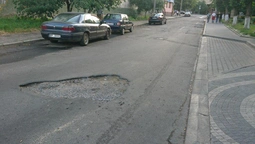 У центрі Луцька на дорозі ямище (фото)