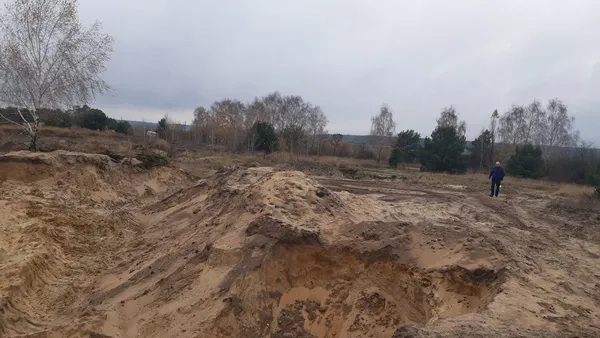 Відкрили кримінал: на Волині невідомі екскаваторами копали пісок (фото)