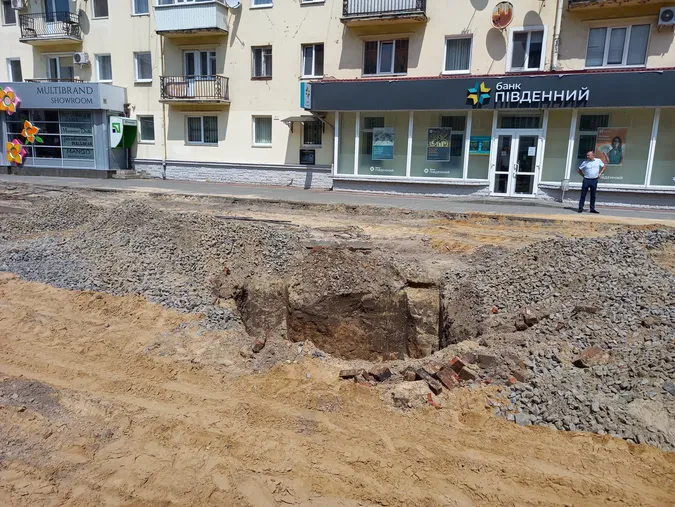 Знімають бруківку із тротуарів: що коїться на проспекті Волі у Луцьку (фото)