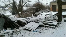 Луцькі муніципали прибирали мотлох зі знесених сараїв (фото)
