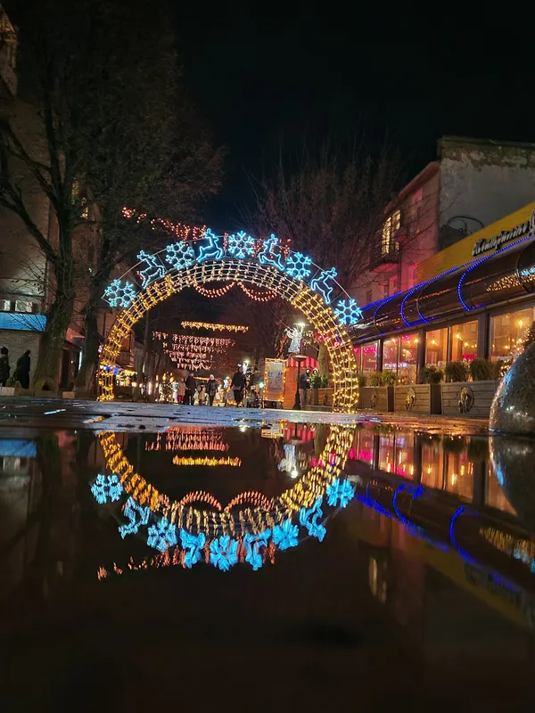 Сніг, ялинки та ілюмінації: який він, вечірній зимовий Луцьк (фото)