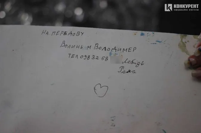 Щоб сховати від ворога: як у Володимирі переселенки плетуть «кікімори» для військових (фото)