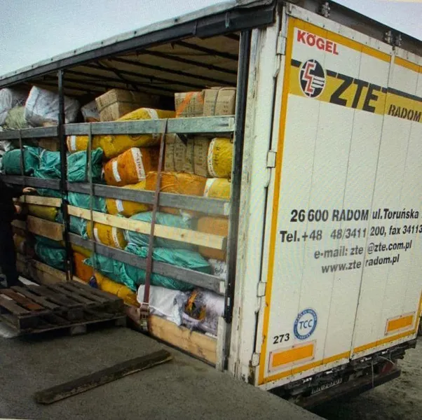Волинські митники не впустили в Україну партію одягу з Польщі (фото)