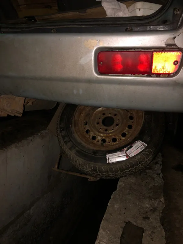 Під обшивкою, в колесі і паливному баку: на Волині затримали два авто із сигаретами (фото)
