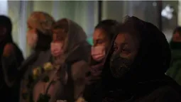 Напередодні Благовіщення митрополит Михаїл роздавав жінкам троянди (відео)