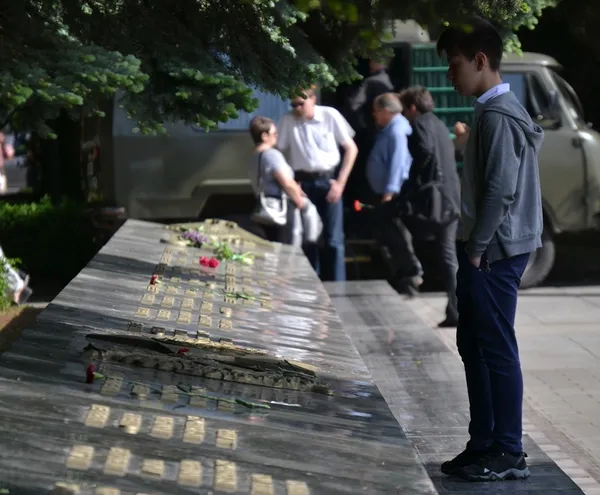 Мовчки та зі сльозами: у Луцьку вшанували пам'ять жертв Другої світової війни (фото)