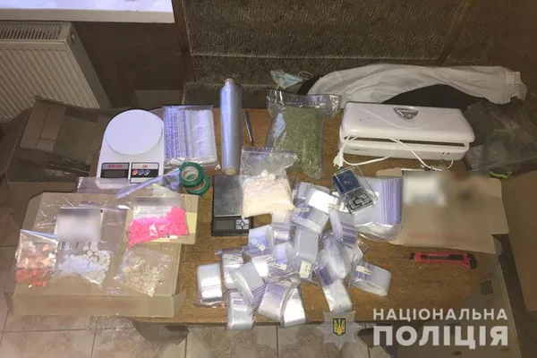 Канабіс, амфетамін, гашиш: волинські оперативники затримали наркокур’єра (фото)