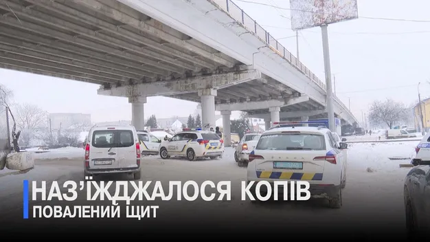У Луцьку маса поліції налетіла на колії під мостом: що коїться (відео)