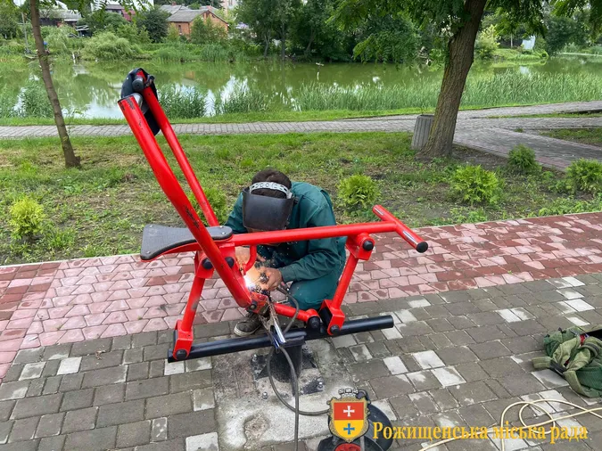 У Рожищі на майданчику вандали потрощили тренажери (фото)