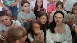 Пісні та фотосесія: відома луцька блогерка завітала до дитячого табору (фото)