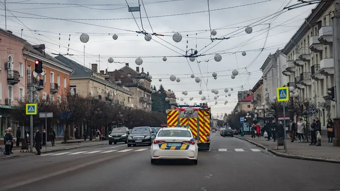 Соціальний експеримент: луцькі рятувальники перевіряли, як містяни пропускають спецтехніку з мигалками