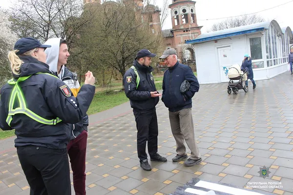 Патрульні навчали лучан правильно переходити дорогу (фото)