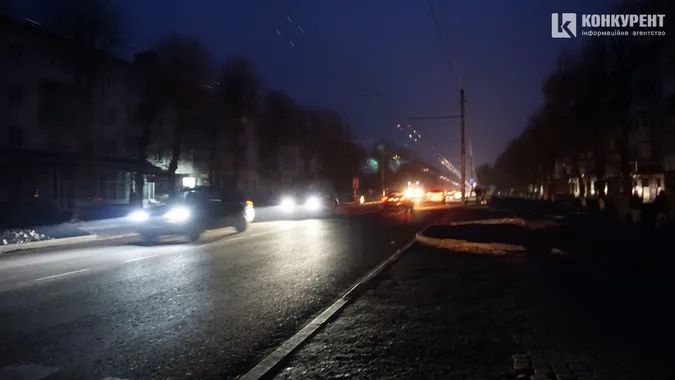 Черги на заправках та переповнені маршрутки: як виглядає Луцьк без світла (фото)