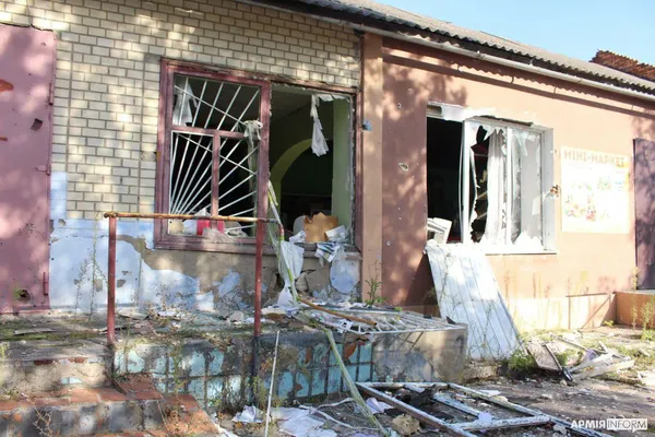 Знищена школа, бруд і гори сміття: як виглядає деокуповане Архангельське (фото)