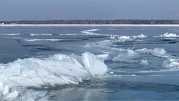 Ніби тане льодовик: на Світязі скресла крига (фото)