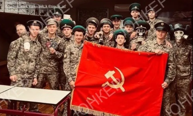 На Волині учні військового ліцею «замутили» фотосесію з прапором СРСР: що каже дирекція
