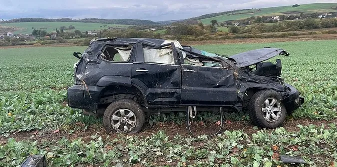 Lexus злетів у кювет: у ДТП на Львівщині травмувалися волиняни, з них двоє – діти (фото)
