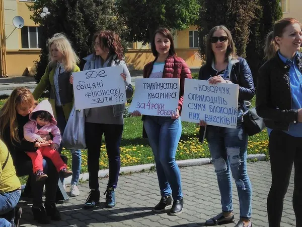 Перед будівлею Луцькради – мітинг (фото) (ОНОВЛЕНО)