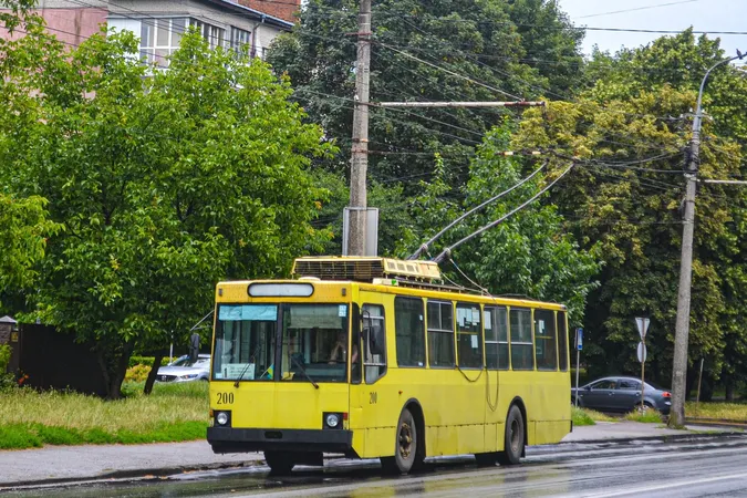 Після простою на вулиці Луцька повернувся яскравий тролейбус