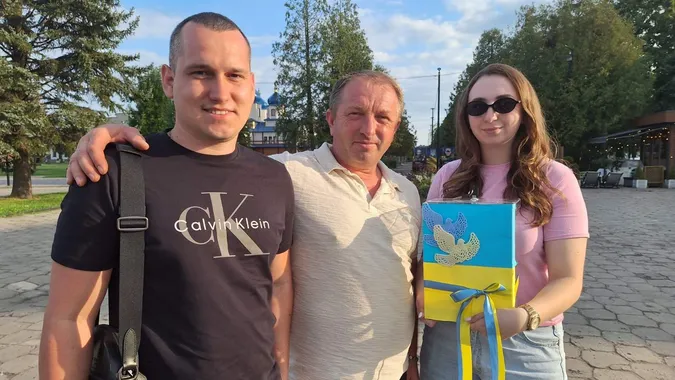 Молодята з Волині передали зібрані на весіллі гроші на потреби ЗСУ (фото)