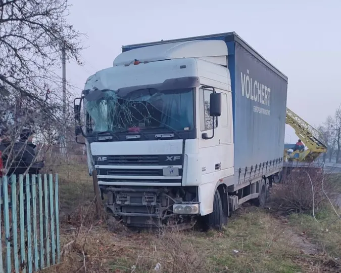 Водій заснув: у Луцькому районі фура знесла електроопору (фото)