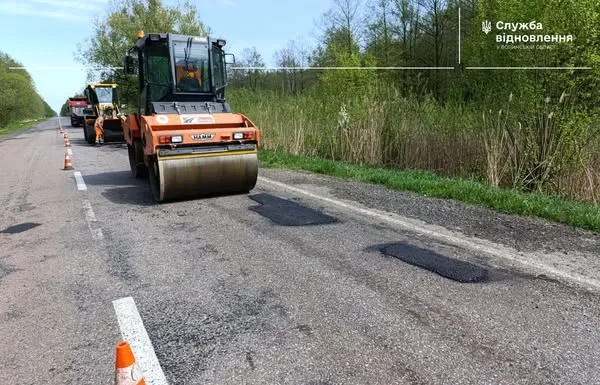 Ямковий ремонт: на Волині після зими відновлюють дороги (фото)