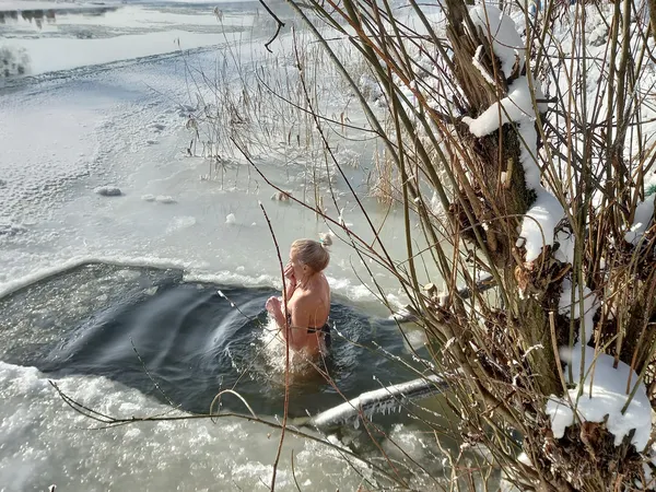 На Стиру в Луцьку освятили воду, люди пірнають в ополонку (фото, відео)