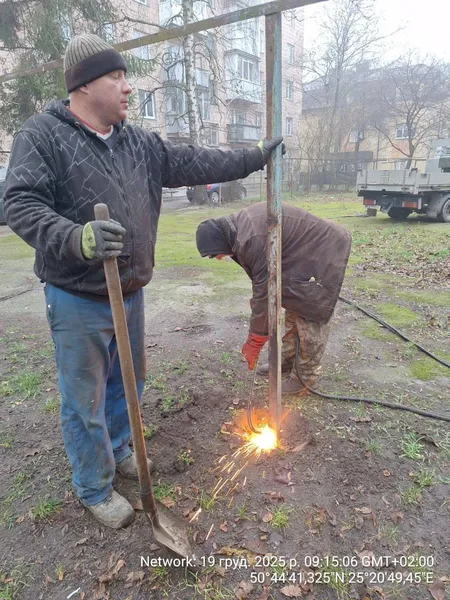 У Луцьку знесли незаконні огорожі у дворах (фото)